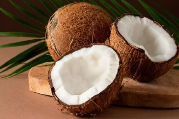 பல உடல் பிரச்சினைகளுக்கு அற்புத தீர்வு தரும் தேங்காய்