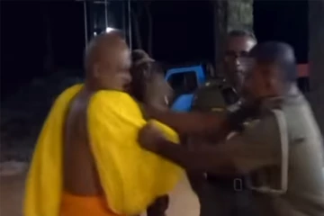 சிங்கள பொலிஸாரை தாக்கும் இனவாத பிக்கு