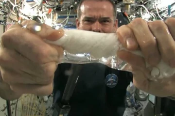 விண்வெளியில் ஈரமான துண்டை பிழிந்தால் என்ன நடக்கும்: கவனம் ஈர்க்கும் காணொளி