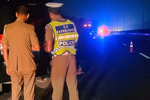 கொழும்பில் மோசமான கார் விபத்து.. ஐவர் படுகாயம் | Serious Car Accident Bambalapitiya