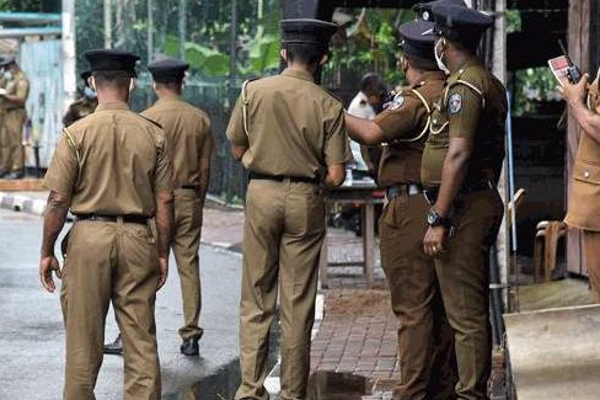 எட்டு தேசிய அடையாள அட்டைகளுடன் சிக்கிய நபர் | Man Caught With Eight National Id Cards