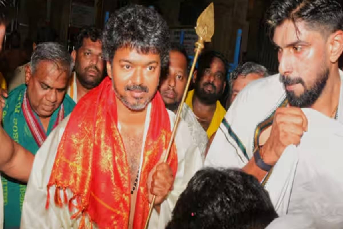 முக்கியமான ஒன்றை கூற வேண்டும்... விஜய் வீட்டு வாசலில் மந்திரம் ஓதிய மூதாட்டி! | Woman Who Recited Mantras At Vijay S Doorstep