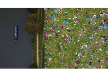 லண்டன் தேம்ஸ் நதிக்கரையில் குப்பைகளாக குவிந்து கிடக்கும் ஆணுறைகள், அழுக்கு உள்ளாடை, பீர் பாட்டில்கள்! வெளியான புகைப்படங்கள்