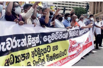 திங்களன்று  பாடசாலைகளுக்கு முன்பாக ஆர்ப்பாட்டம்