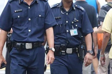 சிங்கப்பூரில் பொலிஸ் அதிகாரியை எட்டி உதைத்த இந்திய் வம்சாவளி நபர்!