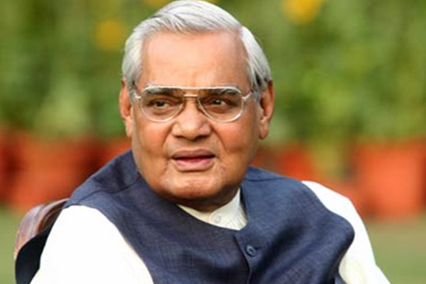 நிலவில் கால் பதித்த இந்தியா : பிச்சை எடுக்கும் பாகிஸ்தான்! முன்னாள் பிரதமர் கவலை | Nawas Sheriff Says About India And Pakistan