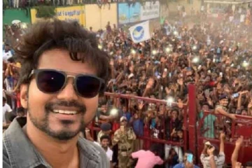 விமானத்தில் செல்பி எடுத்த தளபதி விஜய் - அதுவும் யாருடன் இருக்கிறார் தெரியுமா