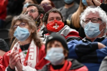 கொரோனா தொற்று அதிகரித்துவரும் நிலையிலும் கட்டுப்பாடுகளை நெகிழ்த்தும் சுவிட்சர்லாந்து: காரணம் என்ன?