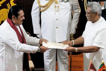 அமைச்சர்களின் பதவி விலகல் கடிதங்களுடன்  கோட்டாபயவிடம் செல்லும் மகிந்த!