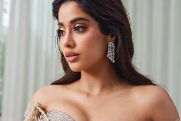 எல்லைமீறும் கவர்ச்சியில் ஜான்வி கபூர்.. எப்படி வந்திருக்கிறார் பாருங்க