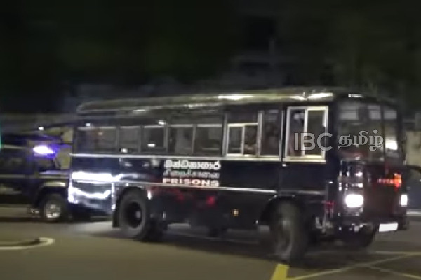 கை விலங்குடன் வெலிக்கடை சிறைச்சாலை அழைத்துச் செல்லப்பட்ட ரணில் | Ranil Taken To Prison Bus In Handcuffs கை விலங்குடன் வெலிக்கடை சிறைச்சாலை அழைத்துச் செல்லப்பட்ட ரணில் | Ranil Taken To Prison Bus In Handcuffs