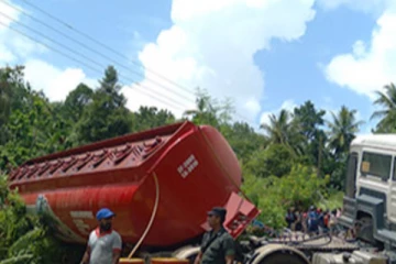 හලුගම කන්දේදී පෙට්‍රල් තොගයක් රැගත් බවුසරයක් පෙරළී යයි