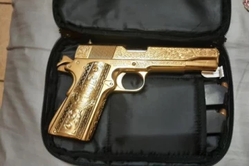 விபத்துக்குள்ளான வாகனத்தில் தங்க துப்பாக்கி