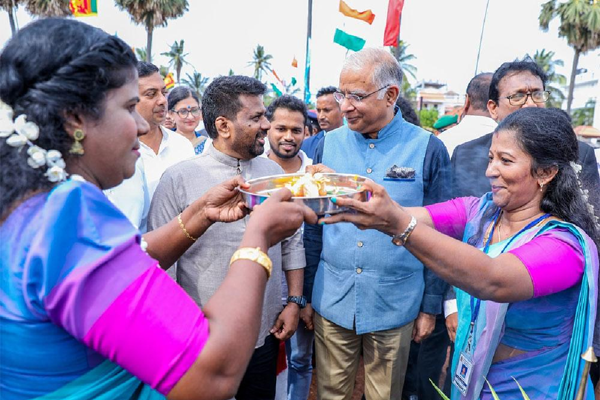 ஜனாதிபதி அனுரவுடன் selfie எடுத்து மகிழ்ந்த மன்னார் மருத்துவமனை தாதிகள்! | President Anura Kumara Selfie With Nurses Mannar ஜனாதிபதி அனுரவுடன் selfie எடுத்து மகிழ்ந்த மன்னார் மருத்துவமனை தாதிகள்! | President Anura Kumara Selfie With Nurses Mannar