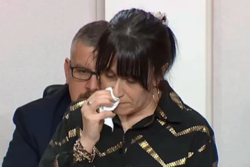 கனடாவில் சட்டசபையில் கண்ணீா் சிந்தி மன்னிப்பு கோரிய அமைச்சர்