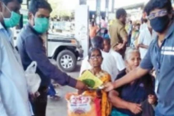 அவசியம் வாக்களியுங்கள்...வெற்றிலைப்பாக்குடன் அழைப்பு விடுத்த தேர்தல் அலுவலர்கள்