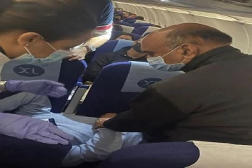 நடுவானில் முதலுதவி அளித்த மத்திய அமைச்சர் - வைரலாகும் புகைப்படம்