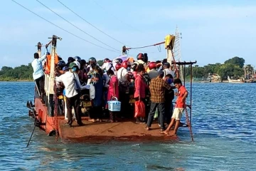 படகுப்பாதையின் இயந்திரம் பழுது: பாரிய சிரமத்தை எதிர்கொண்டுள்ள பயணிகள்(Photo)