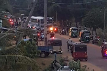 வவுனியாவில் மதுபானசாலைக்கு முன் திரண்ட குடிமக்கள்!