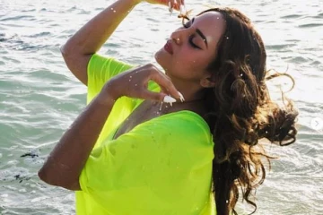 விளம்பரத்திற்காக ஆடையை பறக்கவிட்ட ரஜினிபட நடிகை!! மிரண்டு போகும் ரசிகர்கள்..