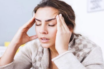 தலைவலி இருக்கும்போது இந்த உணவுகளை தப்பி தவறி கூட சாப்பிடாதீர்கள்! மீறினால்....!