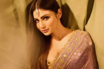 முகத்தை பிடித்து முத்தம் கொடுத்து அத்துமீறிய இயக்குநர்!! நடுங்கி போன நடிகை மெளனி ராய்...