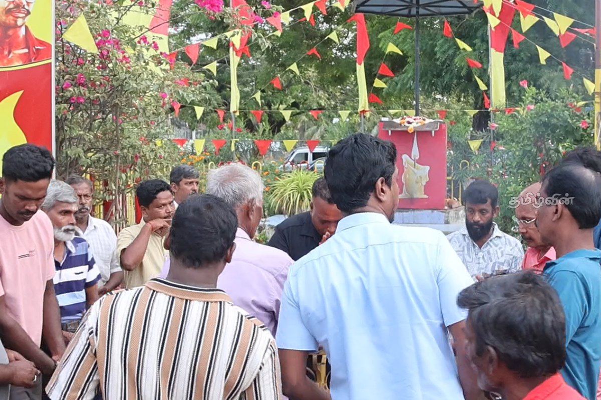தியாக தீபம் திலீபனின் நினைவாலயத்துக்கு முன்பாகத் தொடரும் அமைதி வழிப் போராட்டம் | Protest In Front Memorial Thiyaga Deepam Thileepan தியாக தீபம் திலீபனின் நினைவாலயத்துக்கு முன்பாகத் தொடரும் அமைதி வழிப் போராட்டம் | Protest In Front Memorial Thiyaga Deepam Thileepan