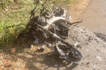 யாழில் விசமிகள் செயலால் முழுதாக எரிந்த மோட்டார் சைக்கிள்
