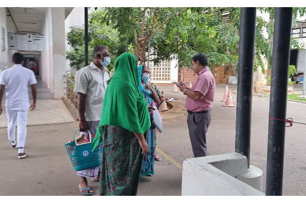 நடைபாதையில் வைத்தியரிடம் ஆலோசனைப்பெற்ற நபர்! | A Person Treated By A Doctor On The Sidewalk