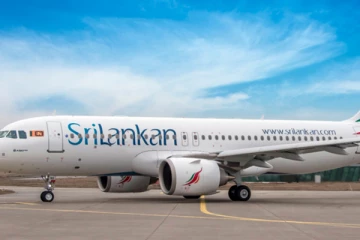 උඩු ගුවනේදී ඉදිරිපස විදුරුව ඉරි තැලී ගිය ශ්‍රි ලංකන් ගුවන් යානය යලි ලංකාවට හරවයි.