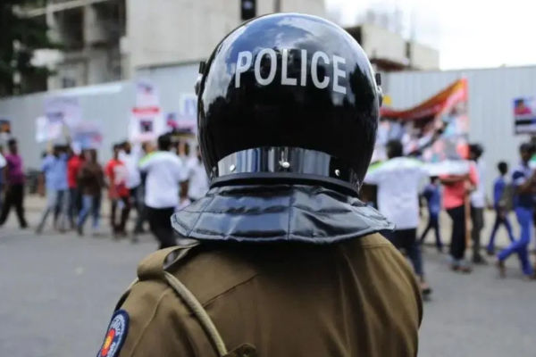 பாடசாலை கட்டிடத்தில் இருந்து கீழே குதித்த மாணவி | Nuradhapura School Principal Arrested With Heroin