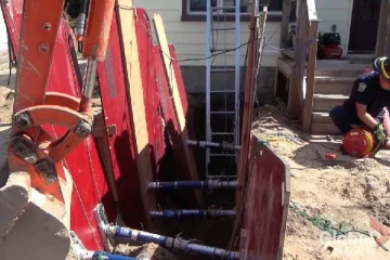 இடுப்பளவு சகதிக்குள் சிக்கிய நபர்: போராடிய மீட்புக்குழுவினர்