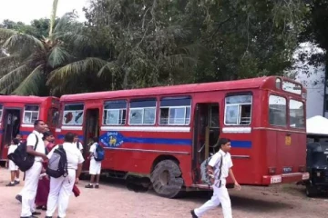 நடுவீதியில் பாடசாலை மாணவர்களை விட்டுச் சென்ற அரச பேருந்து!