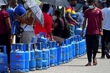 10,000 முதல் 12,000 ரூபா வரை....மாத்தறையில் நடமாடும்  எரிவாயு மாஃபியாக்கள் !
