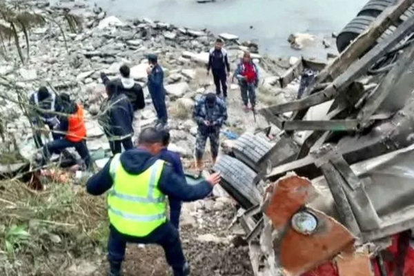 தெற்காசிய நாடொன்றில் பாரிய விபத்து.. 17 பேர் பலி - 24 பேர் படுகாயம் | Bus Crash In Nepal 17 Death 24 Injured