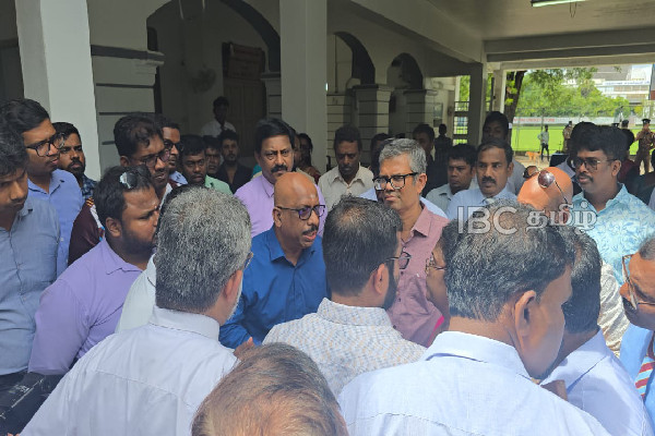 யாழ்.மத்திய கல்லூரியில் ஏற்பட்ட குழப்பம் : விளையாட்டுத்துறை அமைச்சருக்கு வந்ததே கோபம் | Jaffna Central College Sports Minister Is Angry