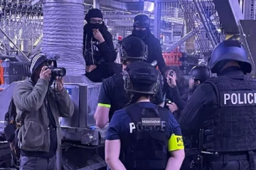 கசாப்புக்கடைக்குள் நுழைந்து விலங்குகள் நல ஆர்வலர்கள் செய்த செயல்: பொலிசார் நடவடிக்கை