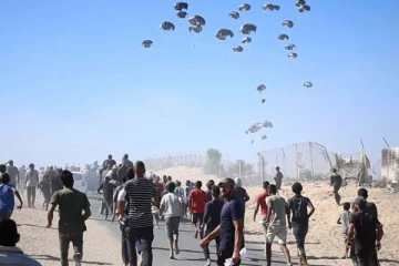 காசாவுக்கு பாராசூட்டில் ஐக்கிய அரபு அமீரகம் நிவாரணம்