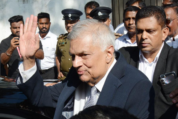 ரணிலின் மருத்துவ அறிக்கைகளில் சந்தேகம் வெளியிடும் திலீப பீரிஸ் | Dilip Peiris Doubt On Ranil S Medical Reports