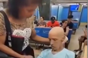 இறந்தவரை வங்கிக்கு அழைத்து வந்து கடன்பெறமுயன்ற பெண் : வைரலாகும் காணொளி