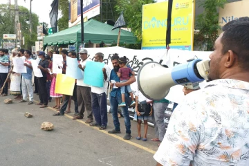 ரணிலை பதவியில் இருந்து விலகுமாறு கோரி சத்தியாக்கிரக போராட்டம் (Photos)