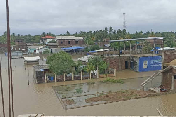 முழுமையாக வெள்ளத்தில் மூழ்கிய மூதூர் பிரதேசம் ; மக்கள் பெரும் அவதி | The Muttur Area Completely Submerged In Floods