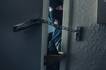 90 வினாடிகளில் பல கோடி மதிப்புள்ள நகைகள் கொள்ளை ; பட்டப்பகலில் நடந்தேறிய சம்பவம்