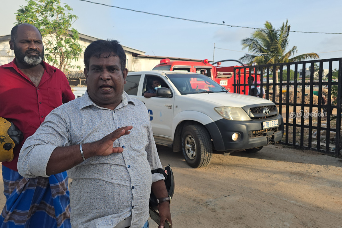 மன்னார் - குருசுநகர் பகுதியில் திடீரென எரிக்கப்பட்ட குப்பைகள்: வீடுகளை விட்டு வெளியேறும் மக்கள் | Garbage Burning Continues In Kurusu Nagar Area மன்னார் - குருசுநகர் பகுதியில் திடீரென எரிக்கப்பட்ட குப்பைகள்: வீடுகளை விட்டு வெளியேறும் மக்கள் | Garbage Burning Continues In Kurusu Nagar Area