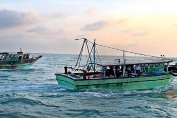 தமிழக மீனவர்களின் படகை மோதிய இலங்கை கடற்படை படகு!