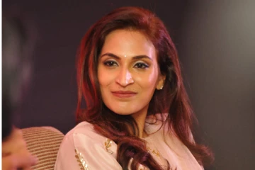 ஐஸ்வர்யா ரஜினிகாந்த் உடன் இருப்பது யார்? - ரசிகர்களுக்கு அதிர்ச்சி கொடுத்த ஒற்றை புகைப்படம்