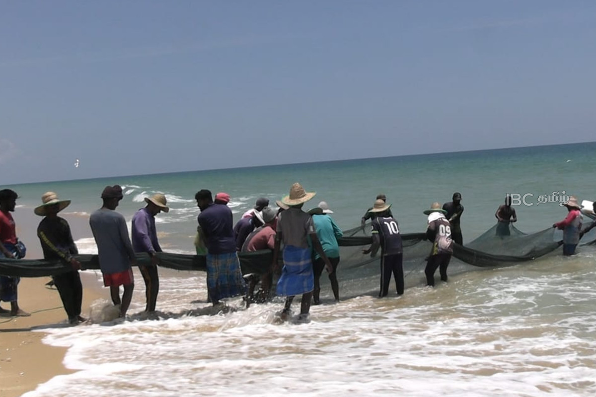 யாழில் உழவு இயந்திரத்துடன் ஒன்பது பேர் கடற்படையால் கைது! | Navy Arrests Nine Fishermen In Vadamarachchi