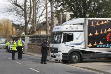 ரஷ்ய தூதரகத்தின் வாயிலை இடித்து நொறுக்கிய டிரக்! வைரலாகும் காட்சி., ஓட்டுநர் கைது