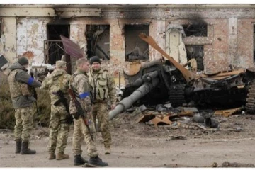 கணவன் கண்முன் மனைவிக்கு கூட்டு பாலியல் வன்கொடுமை - வீரர்கள் அட்டூழியம்!