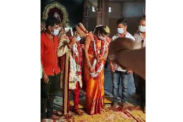 மலர் மாலைக்கு பதிலாக மாஸ்க் மாலை... விநோதமான கல்யாண நிகழ்ச்சி! | Telugana Marriage Mask Tending Covid19